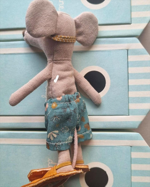 Imperfect Maileg Beach Mouse Big Brother in Cabin De Plage